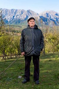 O ”virgină prin jurământ” din Albania. Născută femeie, socializată bărbat. Fotografie de Jill Peters.
