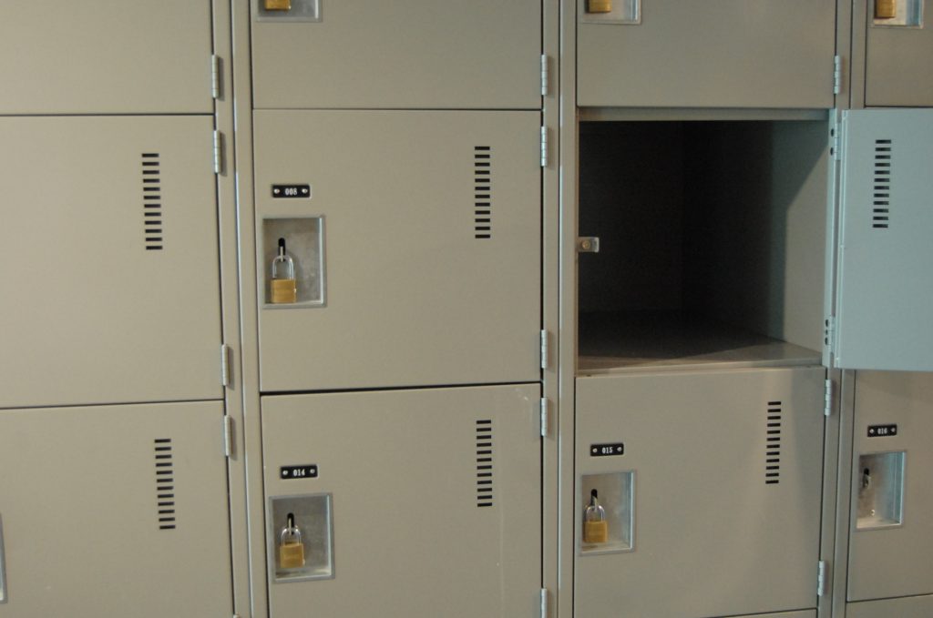 Boxe individuale pentru păstrarea efectelor personale.