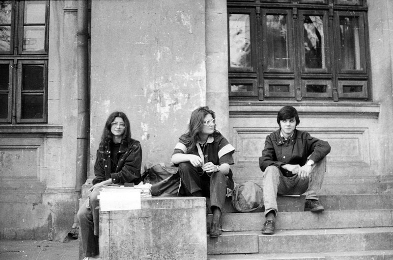 Un grup de studenţi basarabeni vânzând hârtie A4 la bucată, pe scările Universităţii de la Bucureşti. 1992. Arhiva foto Lina Grâu.