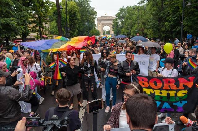 Ce vrea comunitatea LGBT? Vasile Ernu în discuţie cu Vlad Levente Viski, activist LGBT şi preşedintele organizaţiei MozaiQ