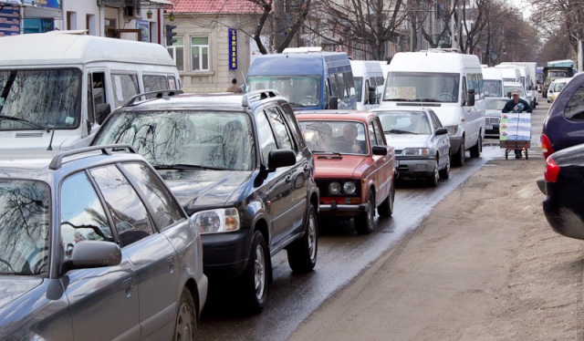 Trafic greu la București și Chișinău. Câteva argumente pentru două roți.