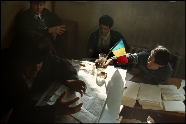 O reuniune a membrilor mişcării tineretului democrat, 1990-91. Gheoghii Pinhasov.